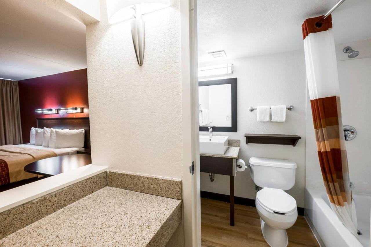 Hotel Red Roof Plus+ Boston - Woburn/ Burlington 3*